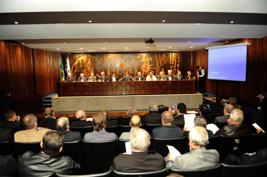 A primeira audiência pública sobre o assunto reuniu várias pessoas no Plenarinho da Alep. 