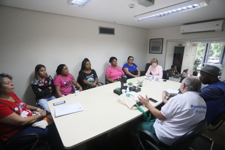 Luciana Rafagnin (PT), recebeu representantes de associações de Curitiba para discutir projeto que proíbe a incineração de lixo.