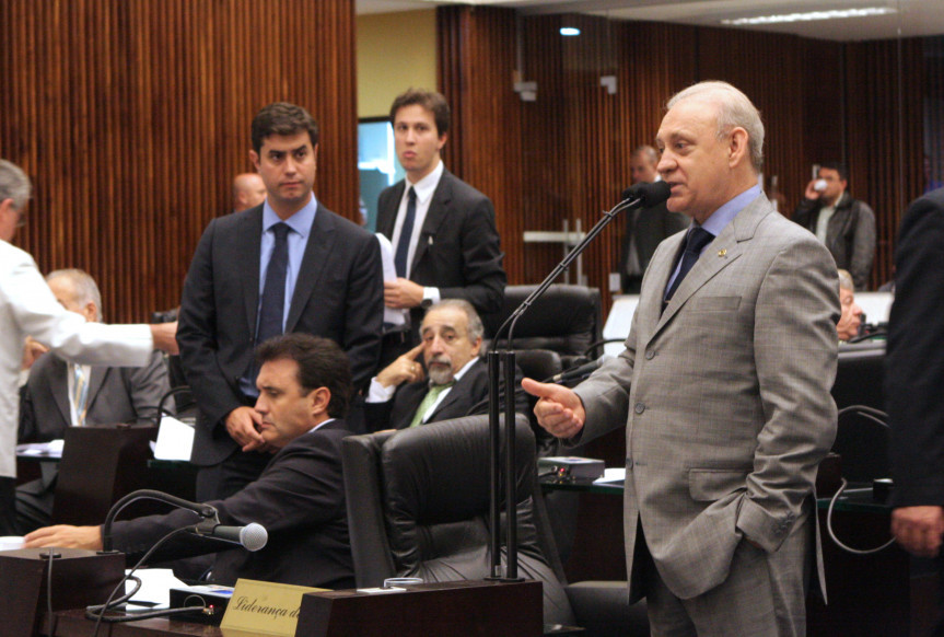 Líder do Governo na Assembleia, deputado Ademar Traiano (PSDB), defende o projeto em Plenário.