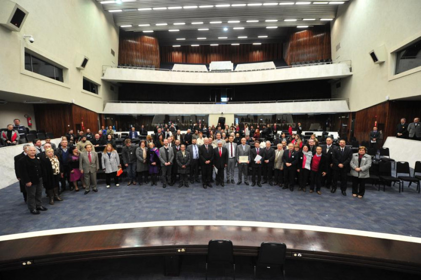 Sessão solene proposta pelo deputado Goura (PDT) homenageou os principais dirigentes Ordem Rosacruz.