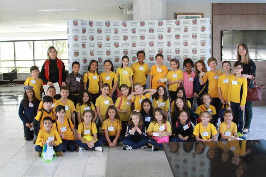 Alunos de todas as idades visitam a Assembleia. Essa turma animada foi da Escola Municipal CEI Érico Veríssimo, de Curitiba.