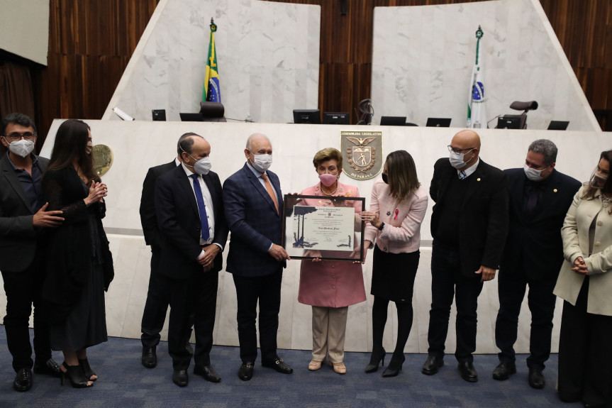 Vani Fadel recebe o título de Cidadã Benemérita do Paraná.
