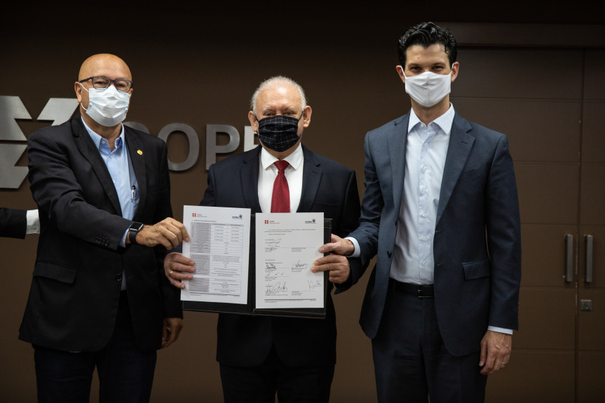 O presidente da Assembleia, deputado Ademar Traiano, e o primeiro secretário, deputado Luiz Claudio Romanelli, durante assinatura de convênio com a Copel que irá gerar economia aos cofres do Legislativo.