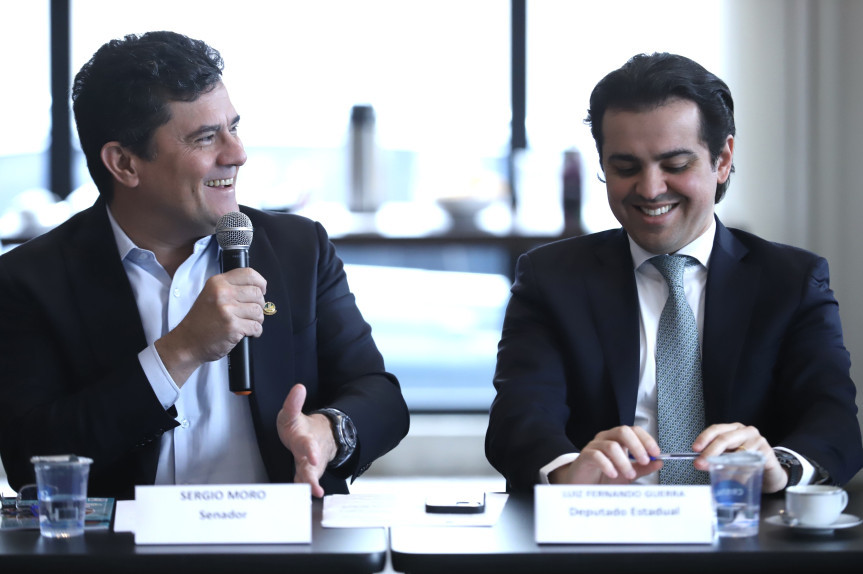 O senador Sergio Moro (à esq.) e o deputado estadual Luiz Fernando Guerra, ambos do União Brasil.