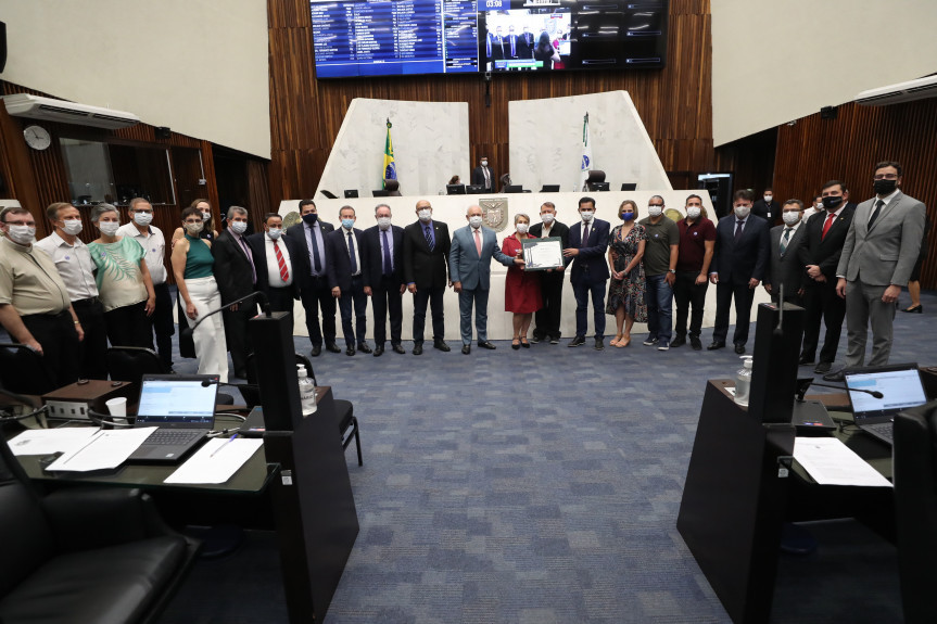 O casal João Bosco Lugnani e Aparecida Eunides Galli Lugnani foi homenageado na Assembleia Legislativa do Paraná.