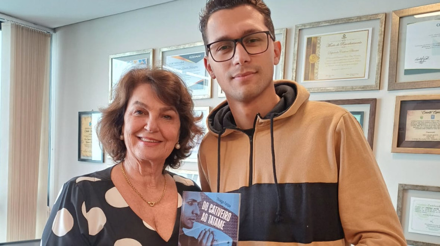 A deptuada Cristina Silvesri (PP) ao lado de Thiago Felipe, autor do livro.