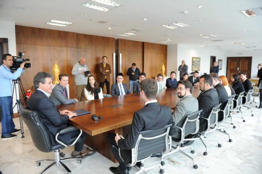 Governador Beto Richa recebe deputados universitários no Palácio Iguaçu.