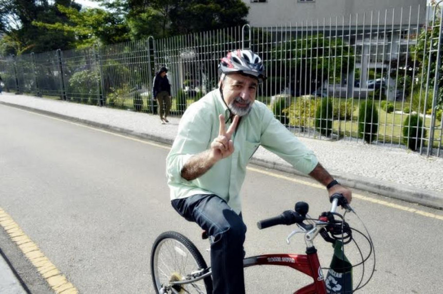 Deputado Rasca Rodrigues (PV) de bicicleta em frente ao Prédio da Assembleia Legislativa.