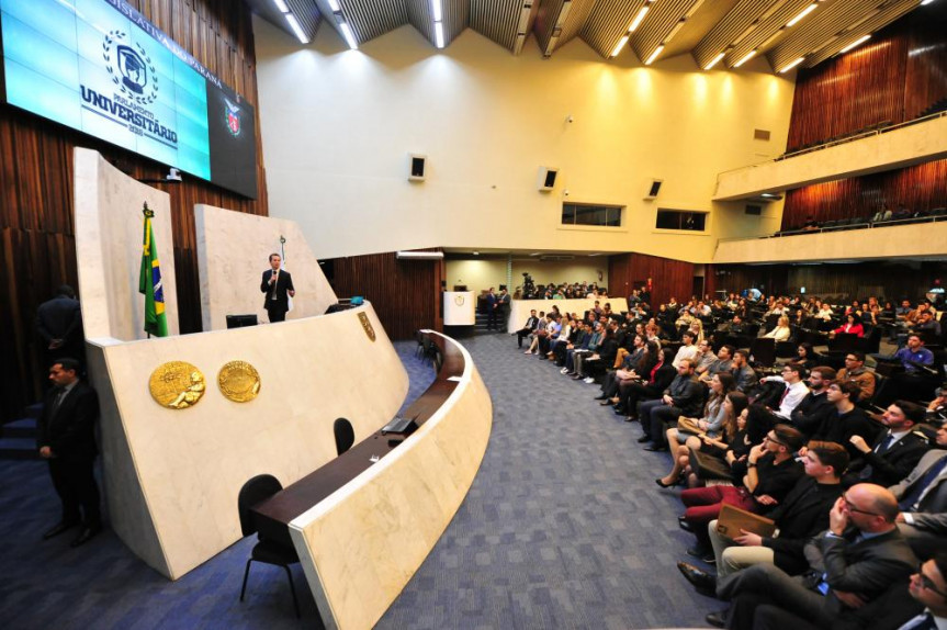 Treinamento da edição de 2018 do Parlamento Universitário. Em 2019, o número de inscritos bateu recorde.