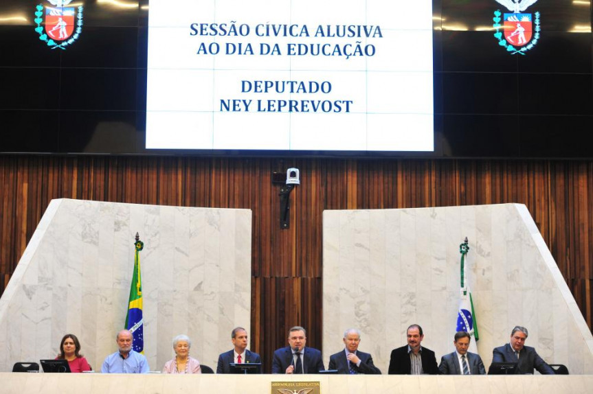 Sessão cívica alusiva ao "Dia da Educação"por proposição do deputado Ney Leprevost (PSD).