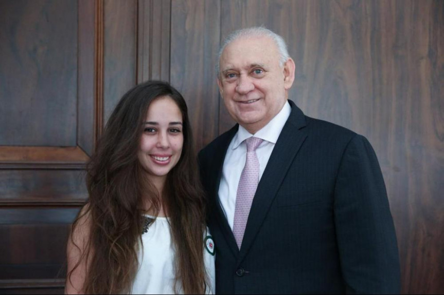 Gabriela Lólia Damaceno, estudante de Direito da UNICURITIBA, ao lado do presidente da Assembleia Legislativa, Ademar Traiano (PSDB).