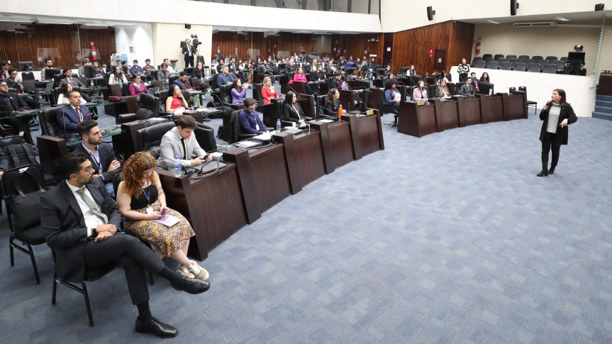 Nesta quarta-feira (23), os deputados universitários tiveram um bate-papo com a líder da Bancada Feminina na Casa, deputada Mabel Canto (PP).