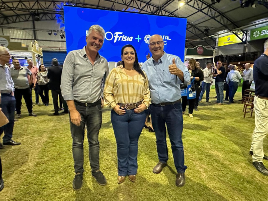 O deputado Luiz Claudio Romanelli (PSD) defendeu medidas de proteção da cadeia leiteira do Paraná ao visitar a feira agropecuária ExpoFrísia 2024.