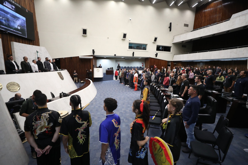 Solenidade ocorreu na noite desta quinta-feira (18), no Plenário da Assembleia Legislativa do Paraná.