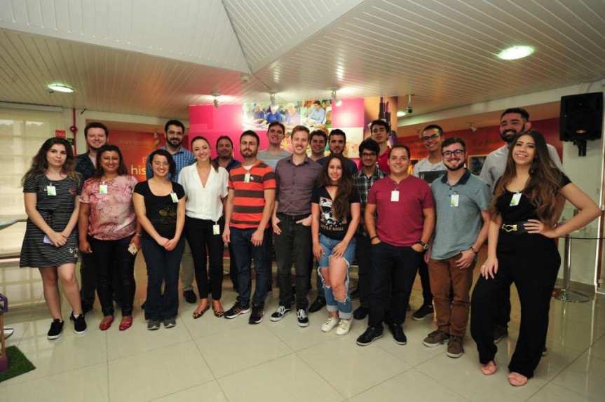 Alunos do Parlamento Universitário visitam unidade do Boticário de São José dos Pinhais.