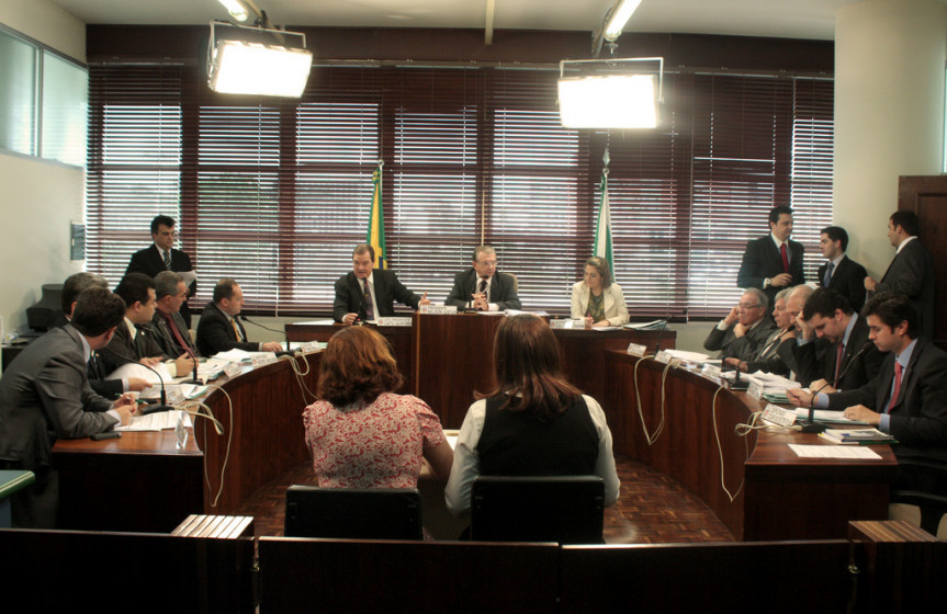 Deputados durante os trabalhos da Comissão de Constituição e Justiça (CCJ).