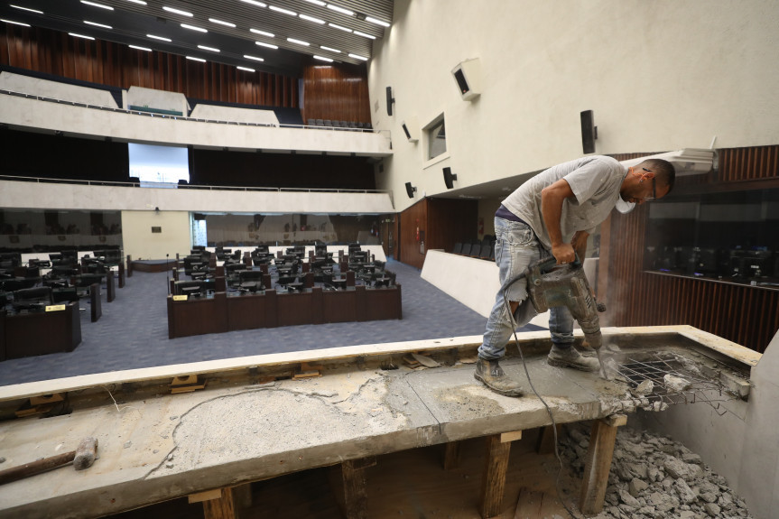 Assembleia realiza obras para melhor o sistema de som do plenário.