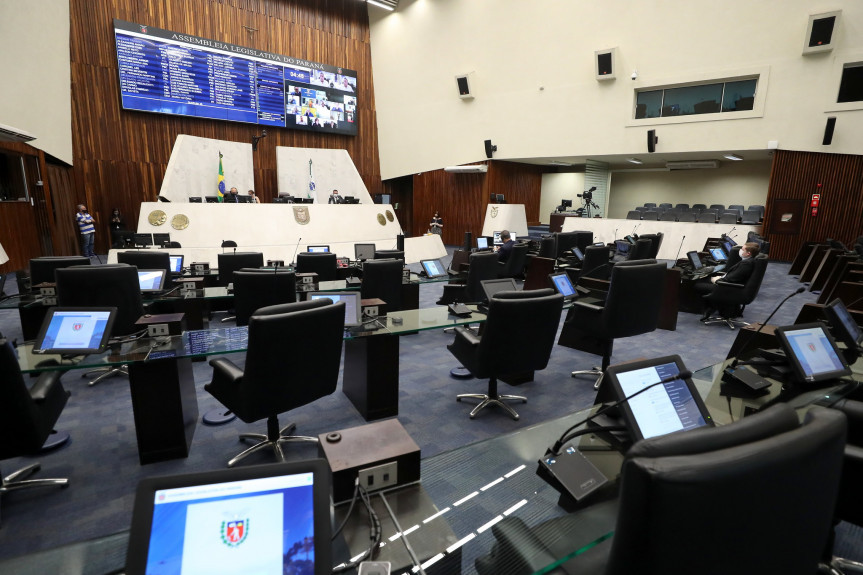 Projeto que extingue a Imprensa Oficial recebeu parecer favorável na CCJ, mas pedido de vista adiou a votação durante a sessão plenária da Assembleia Legislativa do Paraná.