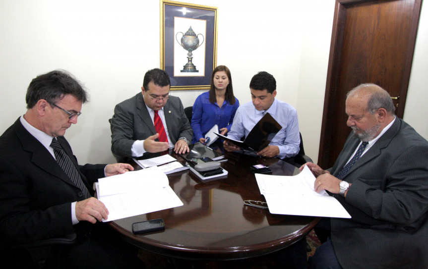 Membros do Conselho de Ética e Decoro Parlamentar recebem a defesa prévia do deputado Cleiton Kielse (PEN).