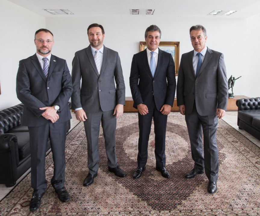 Os deputados Plauto Miró Guimarães Filho (DEM) e Marcio Pauliki (PDT) reunidos com o governador Beto Richa e com o secretário de Estado Wagner Mesquita.