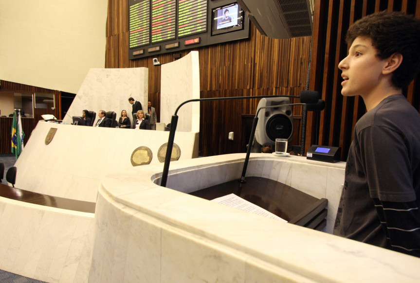 Vereador mirim de Ibiporã, Weverson Paulo Rodrigues de Oliveira, de 14 anos, durante discurso na Assembleia.