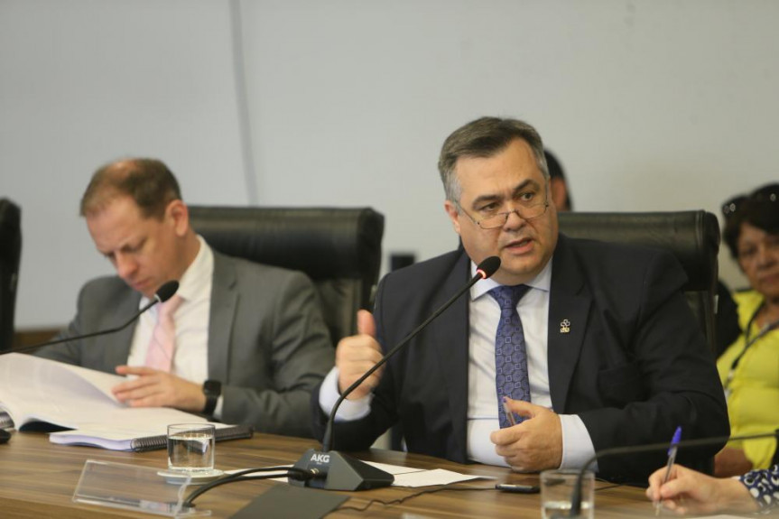 Secretário de Estado da Saúde, Beto Preto, juntamente com equipe da Secretaria, apresenta aos deputados um balanço dos valores aplicados em Saúde pelo governo estadual.