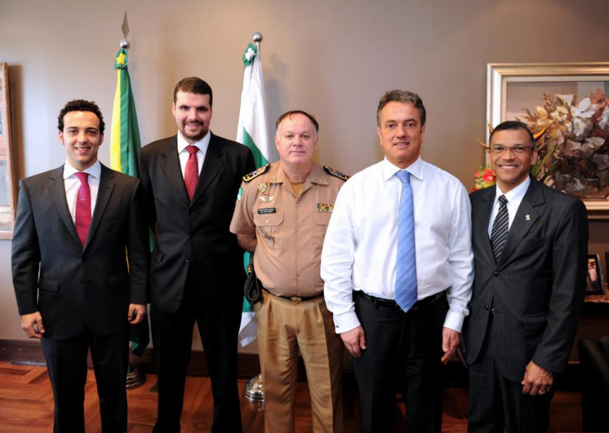 Coronel César Vinícius Kogut entre os deputados Ribas Carli, Pedro Lupion e Plauto Miró.