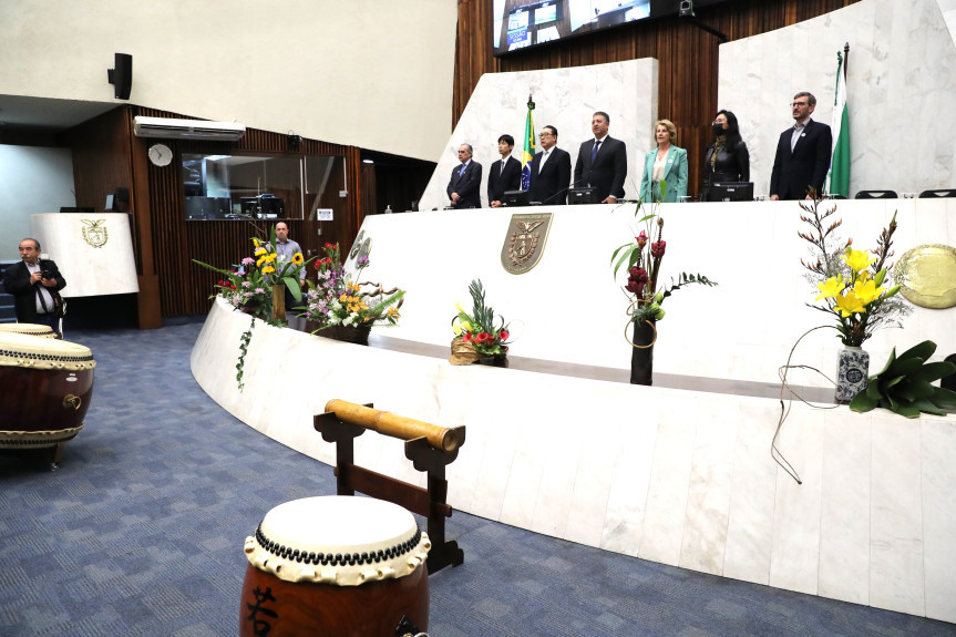 Solenidade ocorreu na noite desta segunda-feira (20), no Plenário da Assembleia Legislativa do Paraná.
