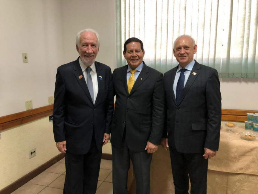 Vice-governador Darci Piana, presidente da República em exercício Hamilton Mourão, presidente da Alep, Ademar Traiano, durante solenidade que marca os 140 anos do Regimento Coronel Dulcídio da PMPR.