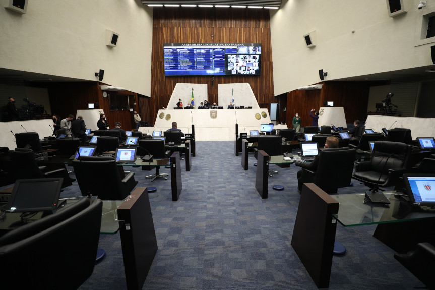 Durante a sessão plenária remota da Assembleia Legislativa do Paraná desta terça-feira (12), os deputados estaduais aprovaram redação final do projeto que determina que cartórios aceitem pagamento com cartão.