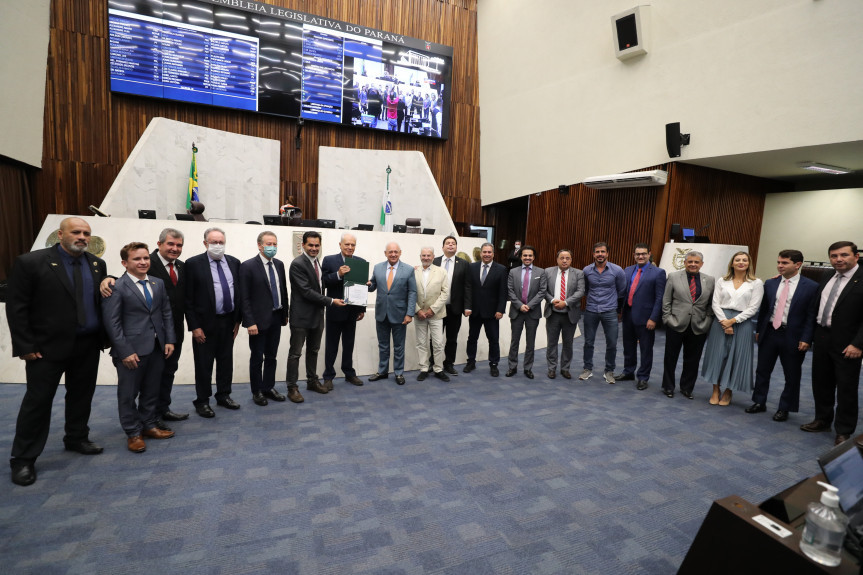 Diretor do jornal, Marcos Formighieri, esteve no parlamento para receber moção proposta pelo deputado Marcio Pacheco.