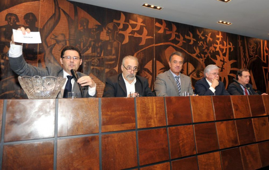 Diretor-geral, Roberto Costa Curta, apresenta o sorteio dos 21 gabinetes dos deputados que assumem o primeiro mandato a partir de fevereiro de 2015.