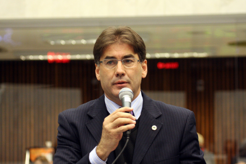 "Consideramos que a obrigatoriedade é necessária, até porque os óculos não são descartáveis", comentou o deputado Leonaldo Paranhos (PSC), autor do projeto.