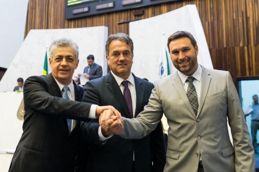 Deputado Plauto Miró Guimarães (DEM) entre os deputados Péricles de Mello (PT) e Marcio Pauliki (PDT).