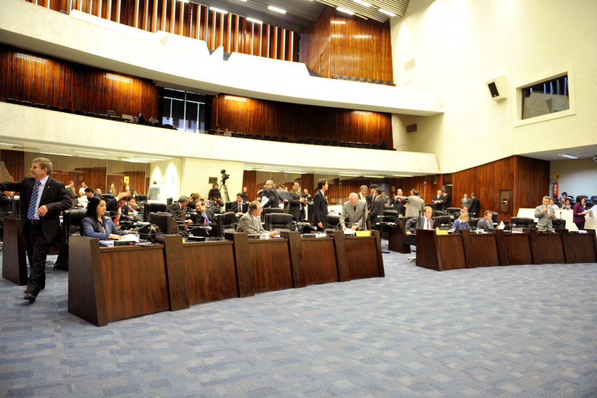 Deputados durante os trabalhos em Plenário.