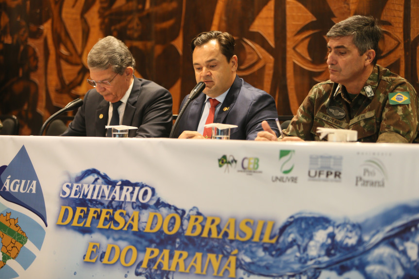 Seminário Água – Defesa do Brasil e do Paraná reuniu civis e militares para debater a importância estratégica de recursos hídricos para defesa e desenvolvimento.