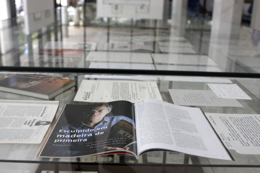Livros, fotos e demais obras do jornalista e escritor Nilson Monteiro em exposição no hall de entrada do prédio administrativo.