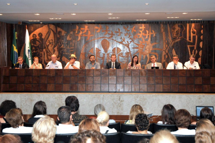 Audiência pública debate o projeto de lei que visa instituir a contribuição previdenciária para os aposentados e pensionistas do Regime Próprio de Previdência Social do Estado do Paraná.