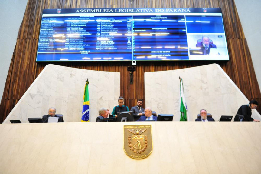 Mesa Executiva na sessão plenária desta segunda-feira (08).