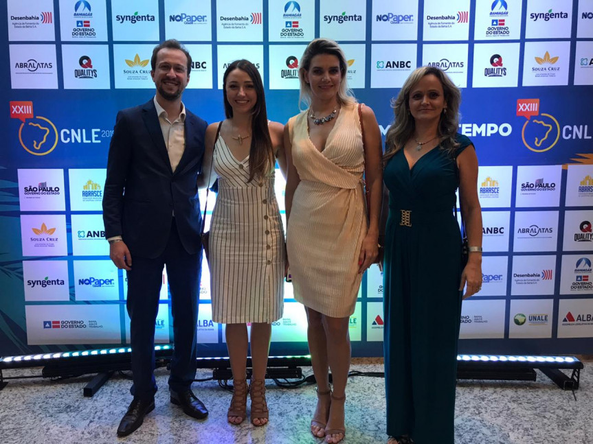 O Diretor Legislativo da Assembleia e da Escola do Legislativo, Dylliardi Alessi, as coordenadoras da Escola, Roberta Picussa e Francis Fontoura, e a diretora de Comunicação, Kátia Chagas representam a Assembleia na premiação da Unale.