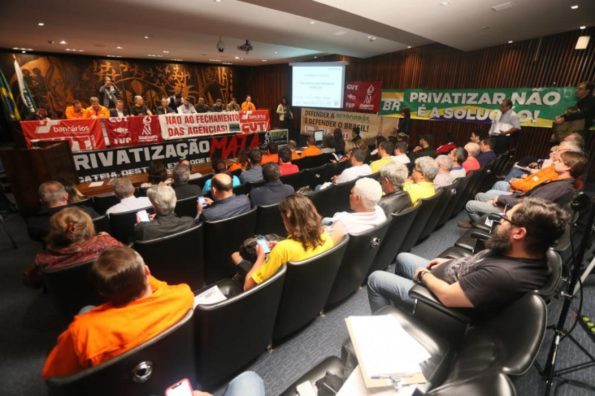 audiência pública debateu formas de impedir a venda das estatais e contou com a participação de deputados, trabalhadores e dirigentes sindicais.