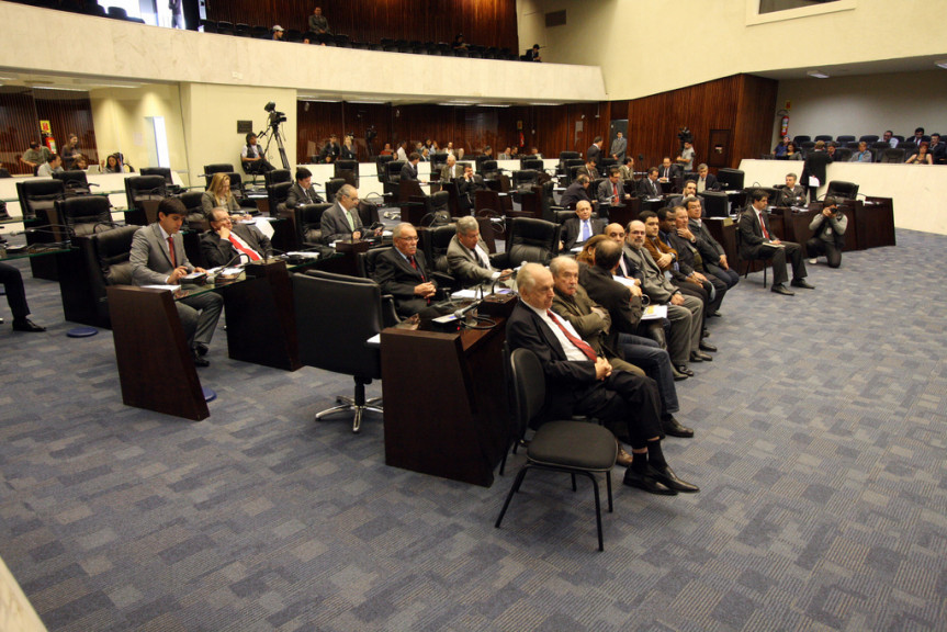 Durante a sessão plenária desta terça-feira, os deputados apreciaram seis projetos de lei e 40 indicações