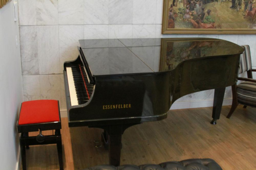 Piano de cauda Essenfelder