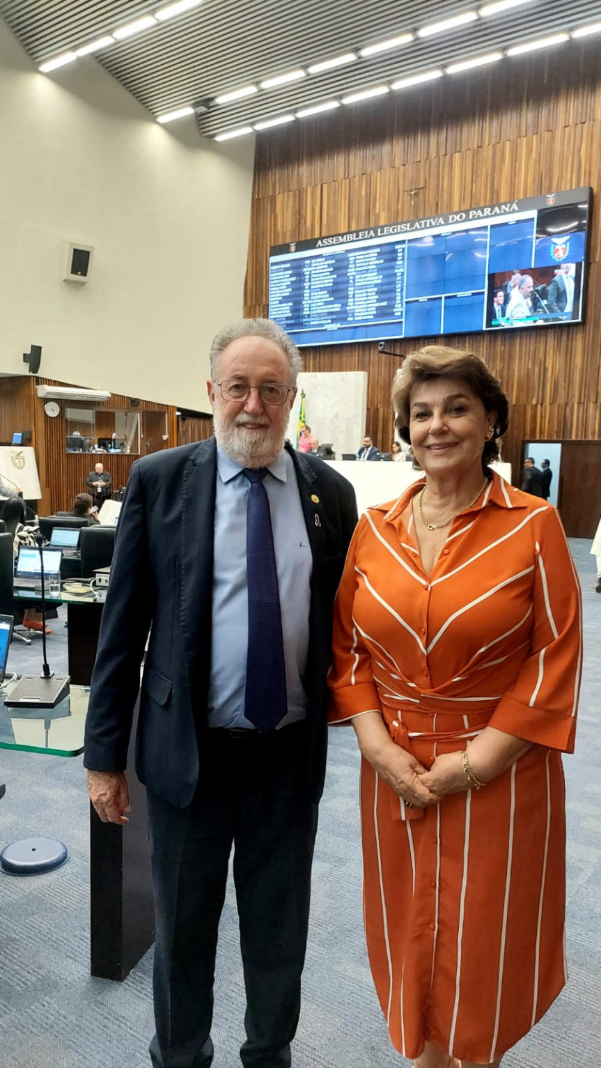 O autor do projeto, deputado Tercilio Turini, ao lado da deputada Cristina Silvestri.