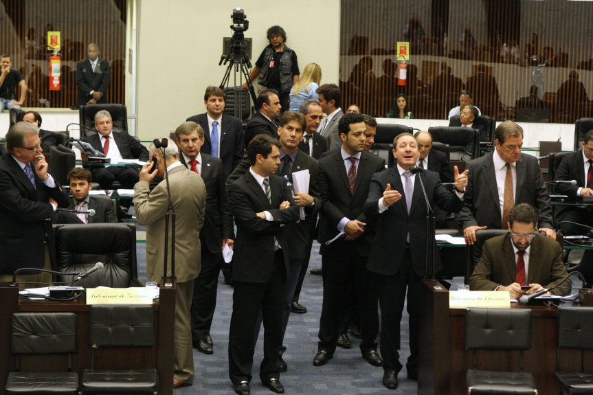 Deputados em debate durante os trabalhos de Plenário nesta quarta-feira (09/11).