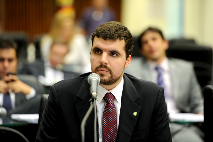 Deputado Pedro Lupion (DEM) durante os trabalhos de Plenário na primeira sessão ordinária de 2012.