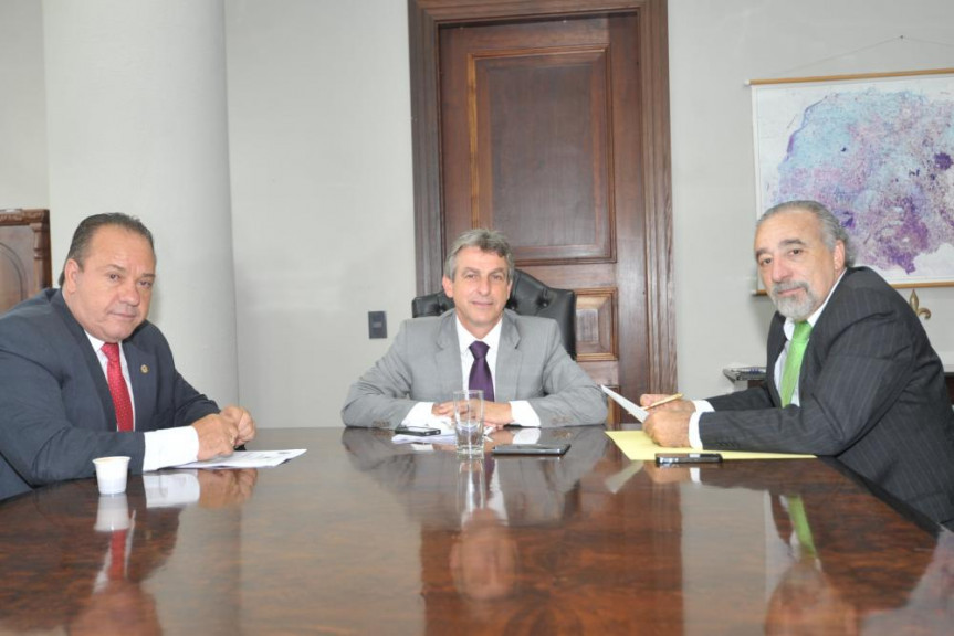Da esquerda para a direita, deputado Roberto Aciolli (PV), Tadeu Veneri (PT) e Rasca Rodrigues (PV). 