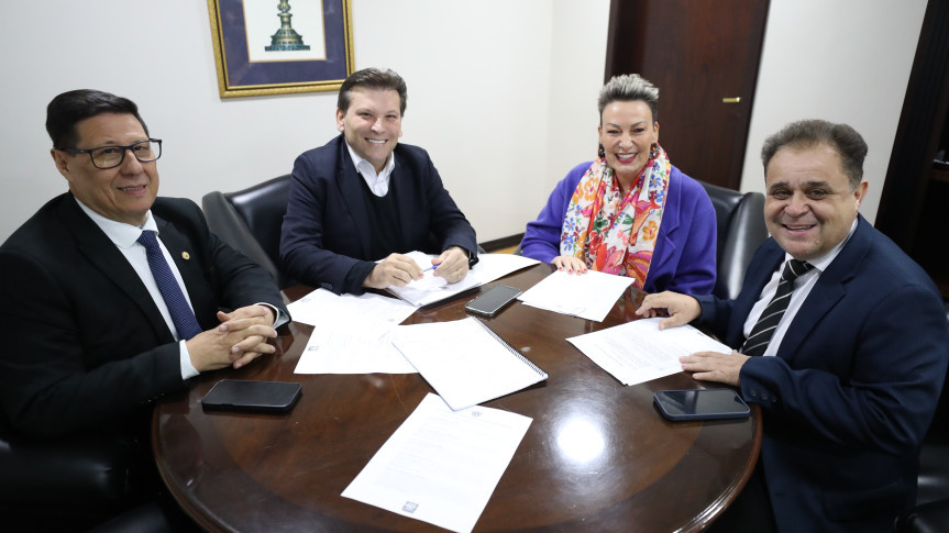 Reunião ocorreu no início da tarde desta terça-feira (24).