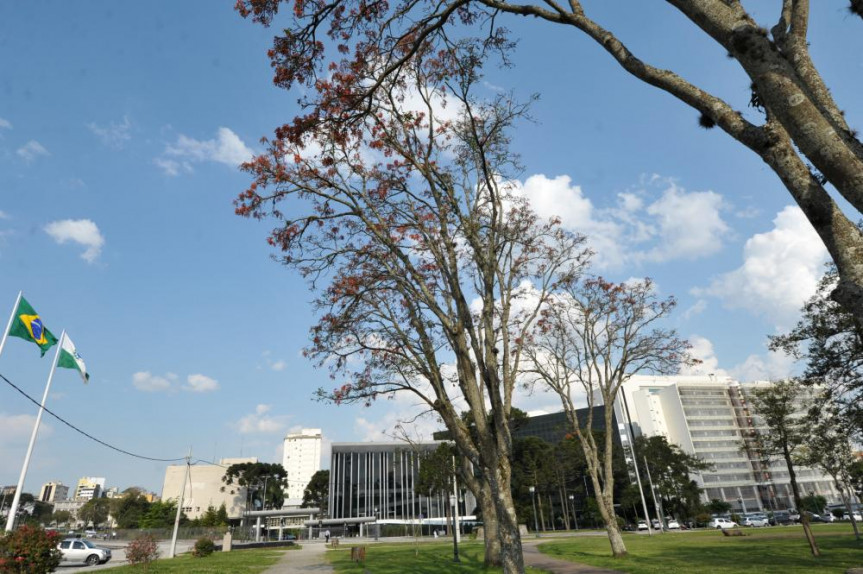 Fachada Assembleia Legislativa do Paraná.