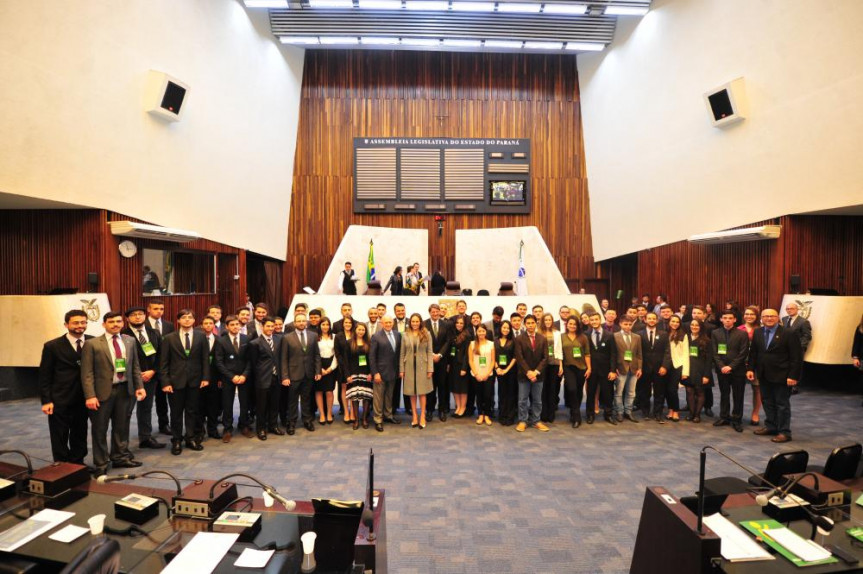 Presidente Ademar Traiano (PSDB), autoridades e demais deputados, com os acadêmicos de Direito da UFPR, participantes do Projeto Parlamento Universitário.